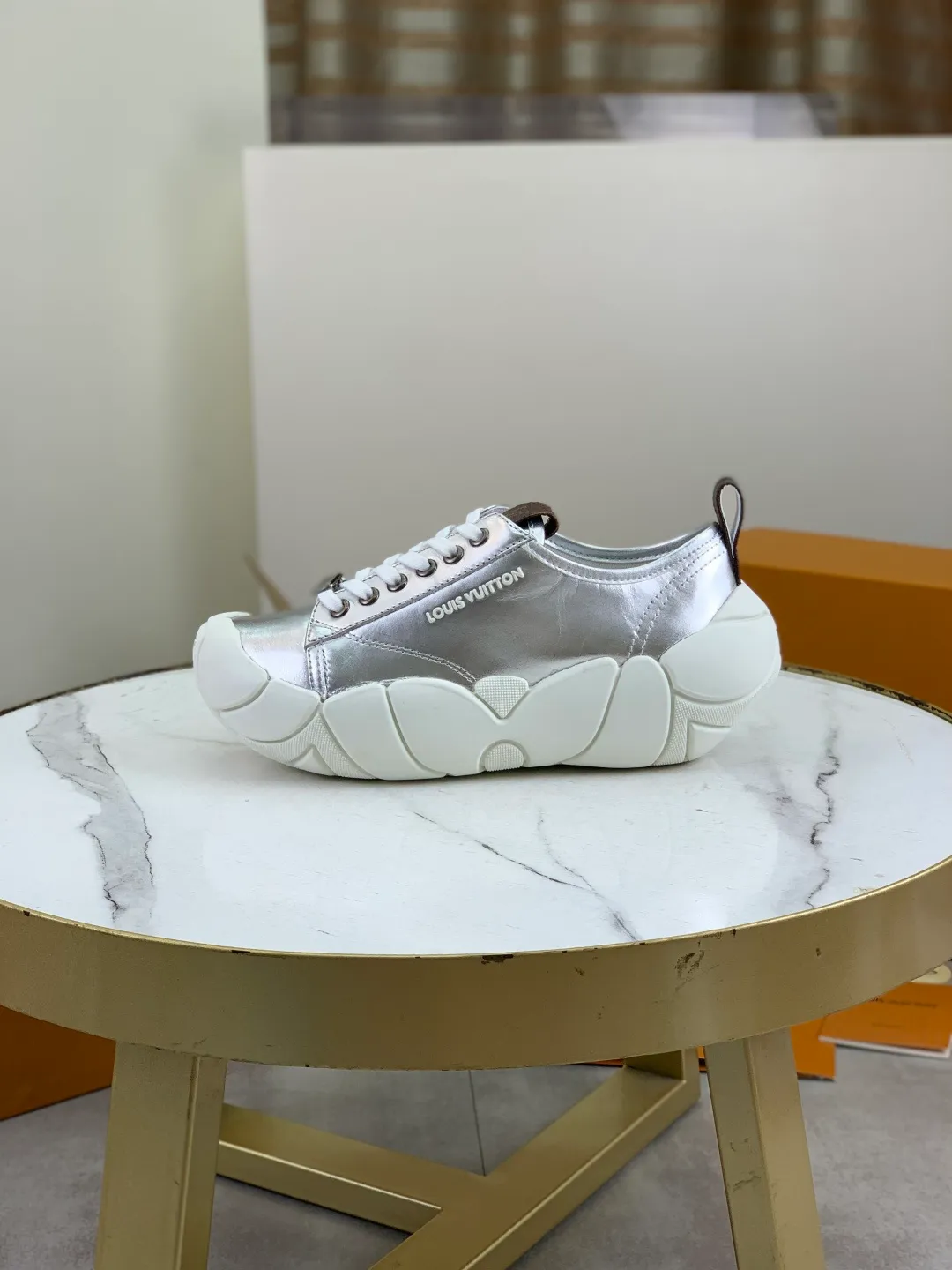 Men's men's shoes 💰P600 new style super hot 🔥 LV Bubble Bubble cloud shoes new casual sports shoes All stars have the same style. It's really good-looking and has a sense of technology and luxury. The shoe shape is smooth and not bulky, and small girls can easily handle it. TPU injection molded rice flower outsole, leather lining with breathable space mesh, molded cowhide feet, calfskin surface Code number: 35-40 (customized for 41 42) Color: black white silver
